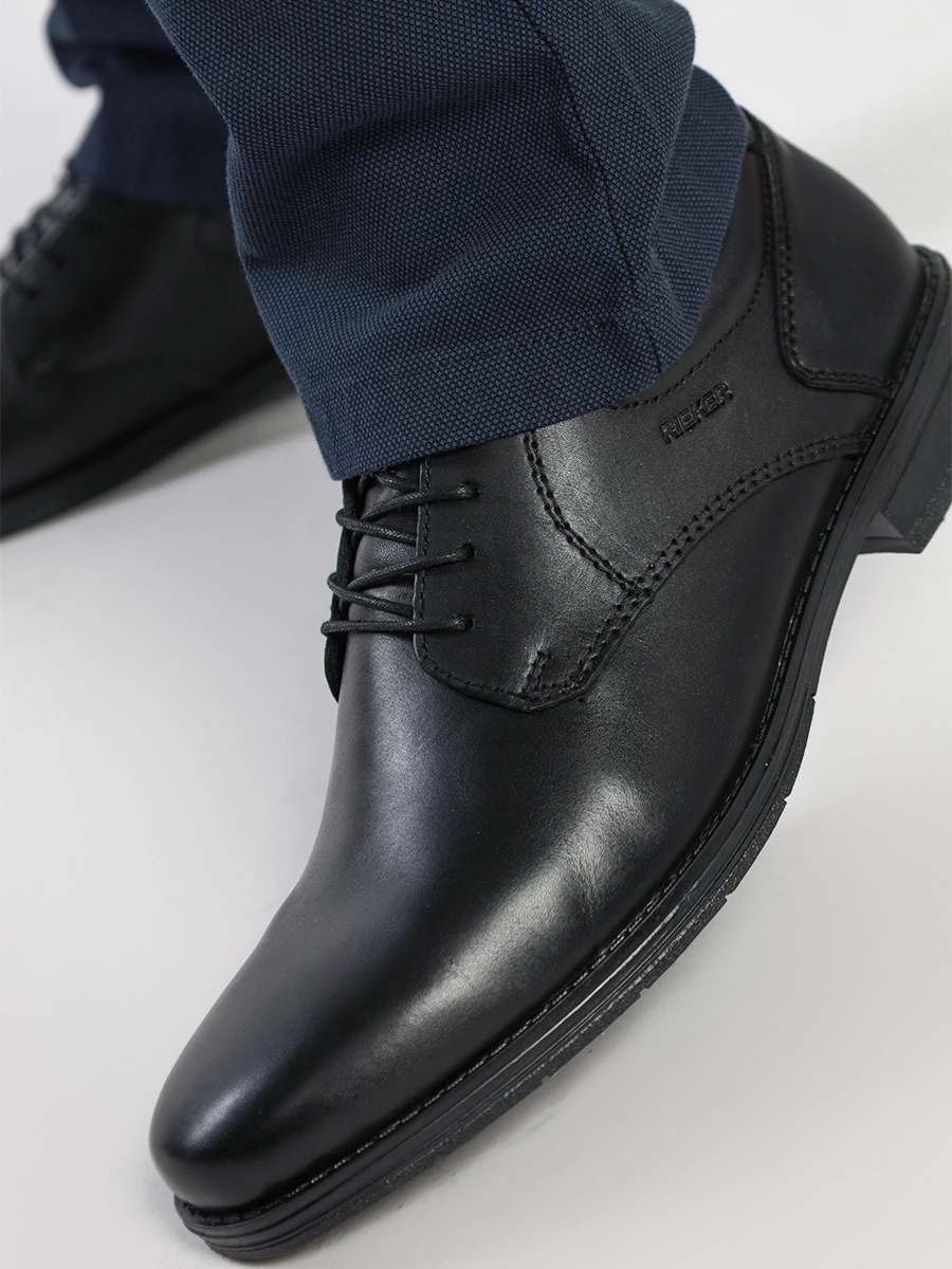 Туфли черного цвета со шнуровкой